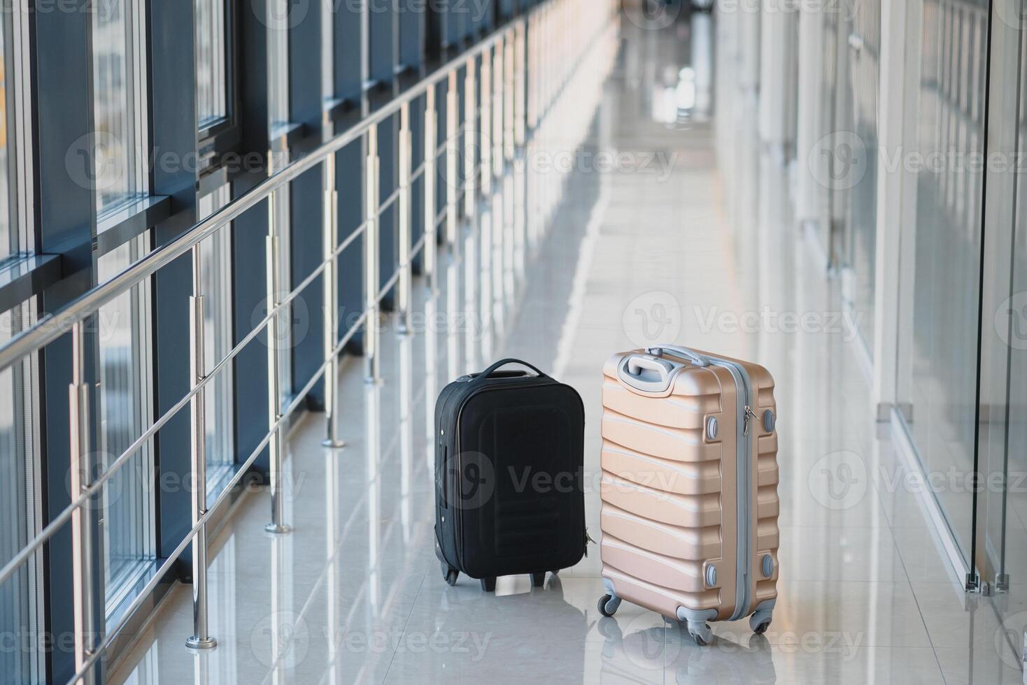 deux les valises dans le aéroport Départ salon, vacances concept, vide zone pour copie espace ou texte message, Jaune et violet les valises dans vide salle. Voyage concept photo