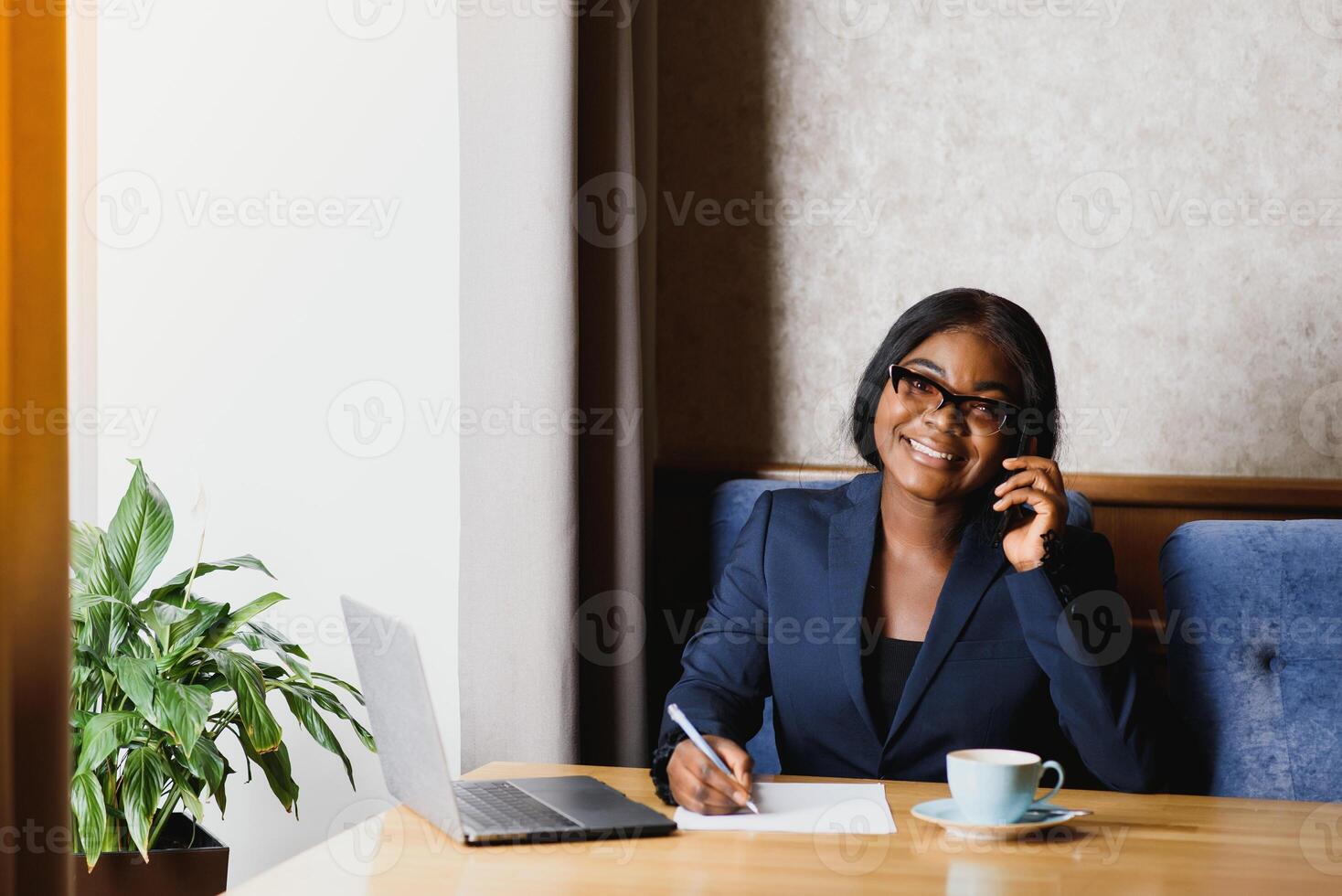 pensif noir femme d'affaires en utilisant tablette ordinateur dans café magasin photo