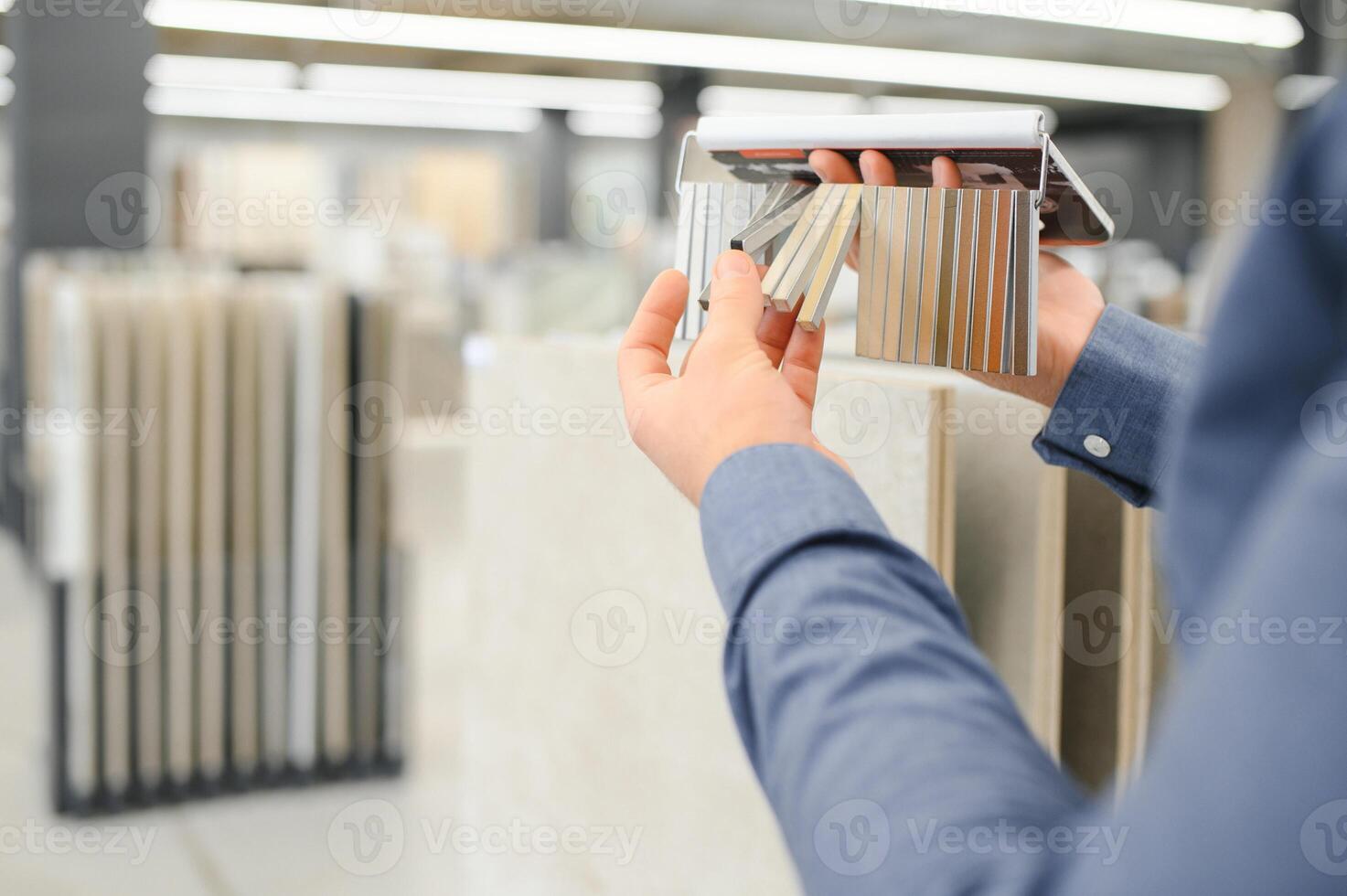 homme choisir céramique carrelage et ustensiles pour le sien Accueil salle de bains photo