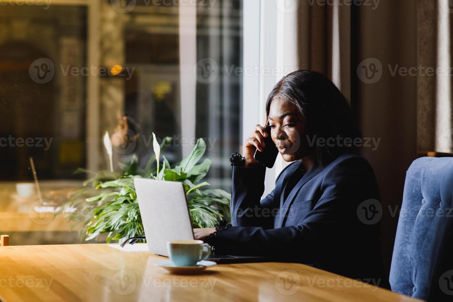 pensif noir femme d'affaires en utilisant tablette ordinateur dans café magasin photo