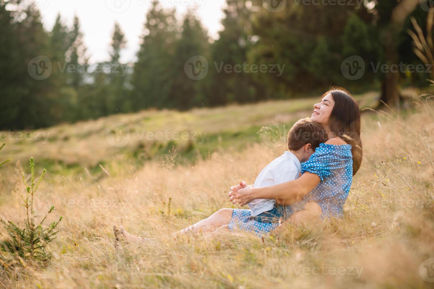mère et fils ayant du repos sur vacances dans montagnes. Jeune famille avec enfant repos sur une Montagne. vacances dans le nationale parc. photo