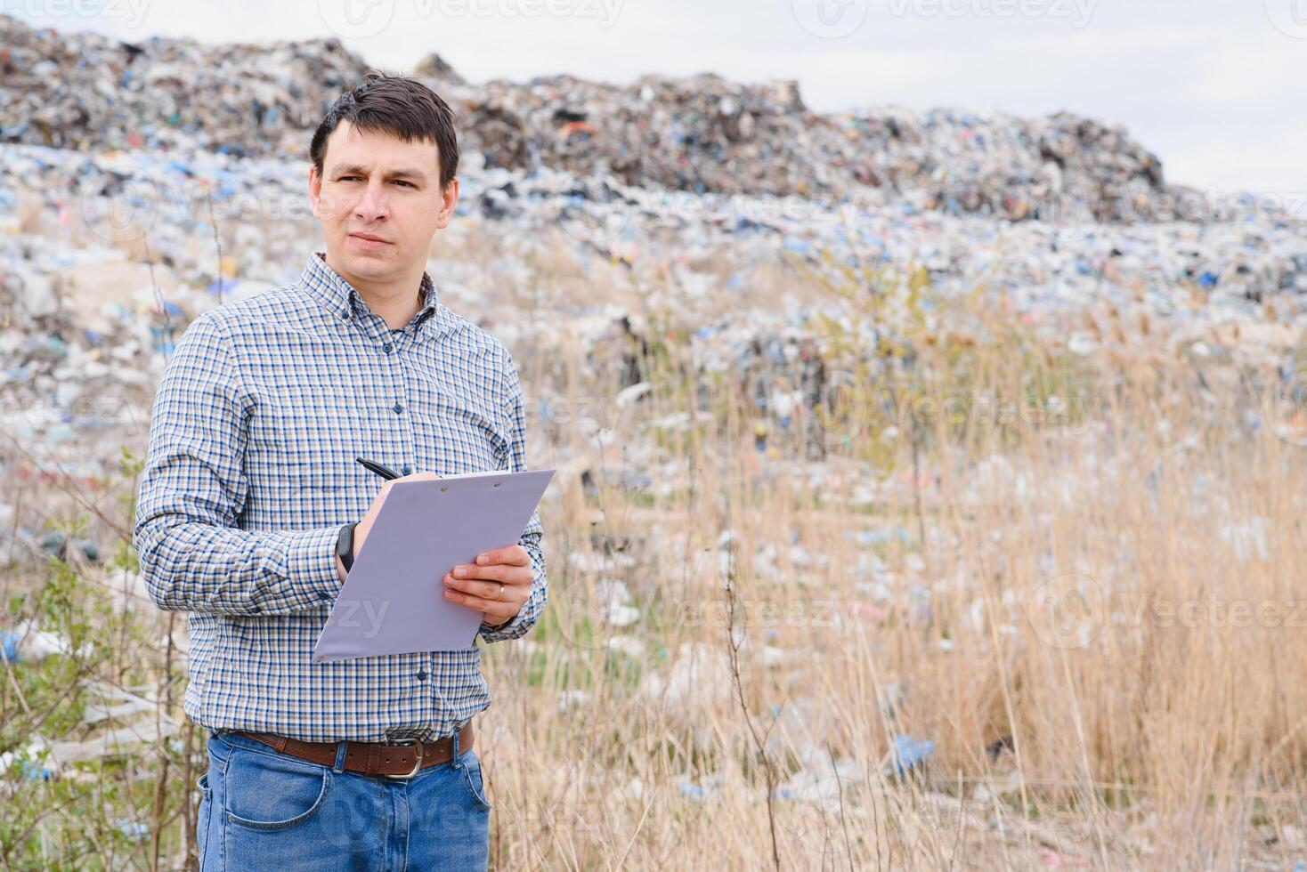 des ordures recyclage concept. homme sur poubelle. en gardant le environnement faire le ménage. écologique problèmes. photo