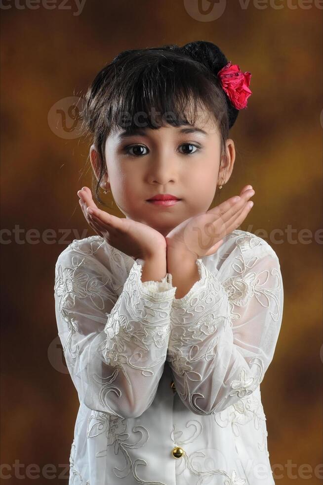 une Jeune asiatique fille portant Javanais traditionnel vêtements photo