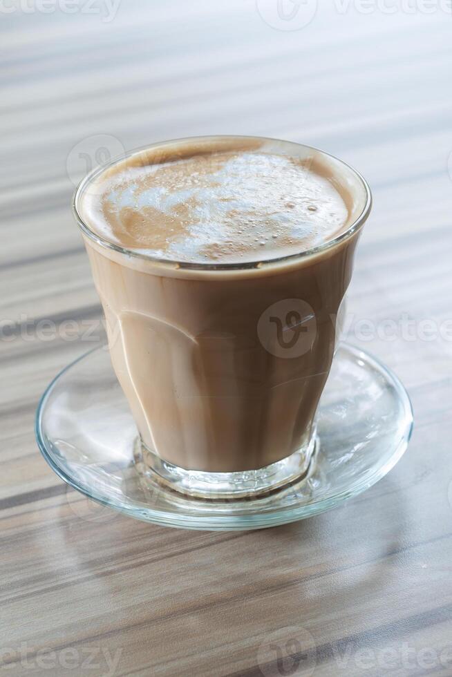 une tasse de chaud cappuccino café avec crème photo