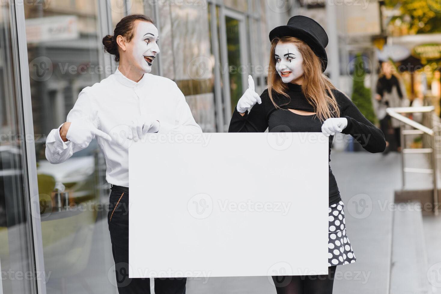 votre texte ici. acteurs mimes en portant vide blanc lettre. coloré portrait avec gris Contexte. avril imbéciles journée photo