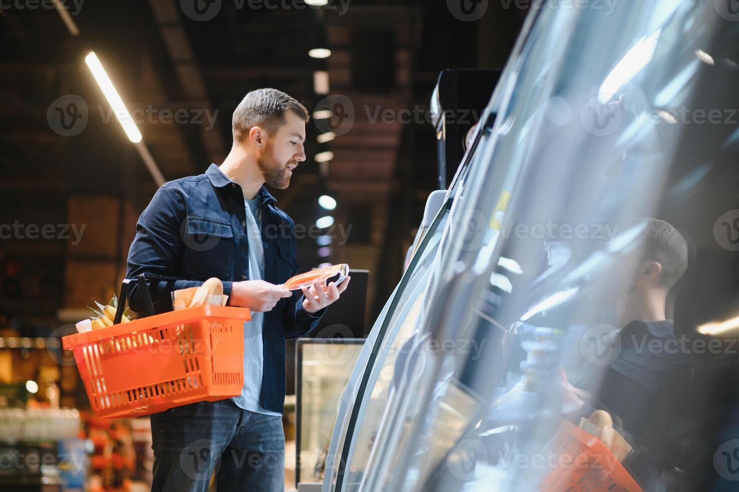 Jeune homme achat les courses à le supermarché. autre les clients dans Contexte. consumérisme concept. photo