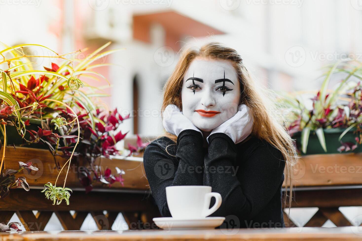 portrait de une mime comédien. mime fille sur le rue photo