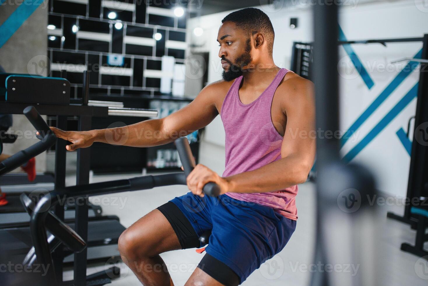 africain homme en utilisant Stationnaire vélo dans une Gym photo