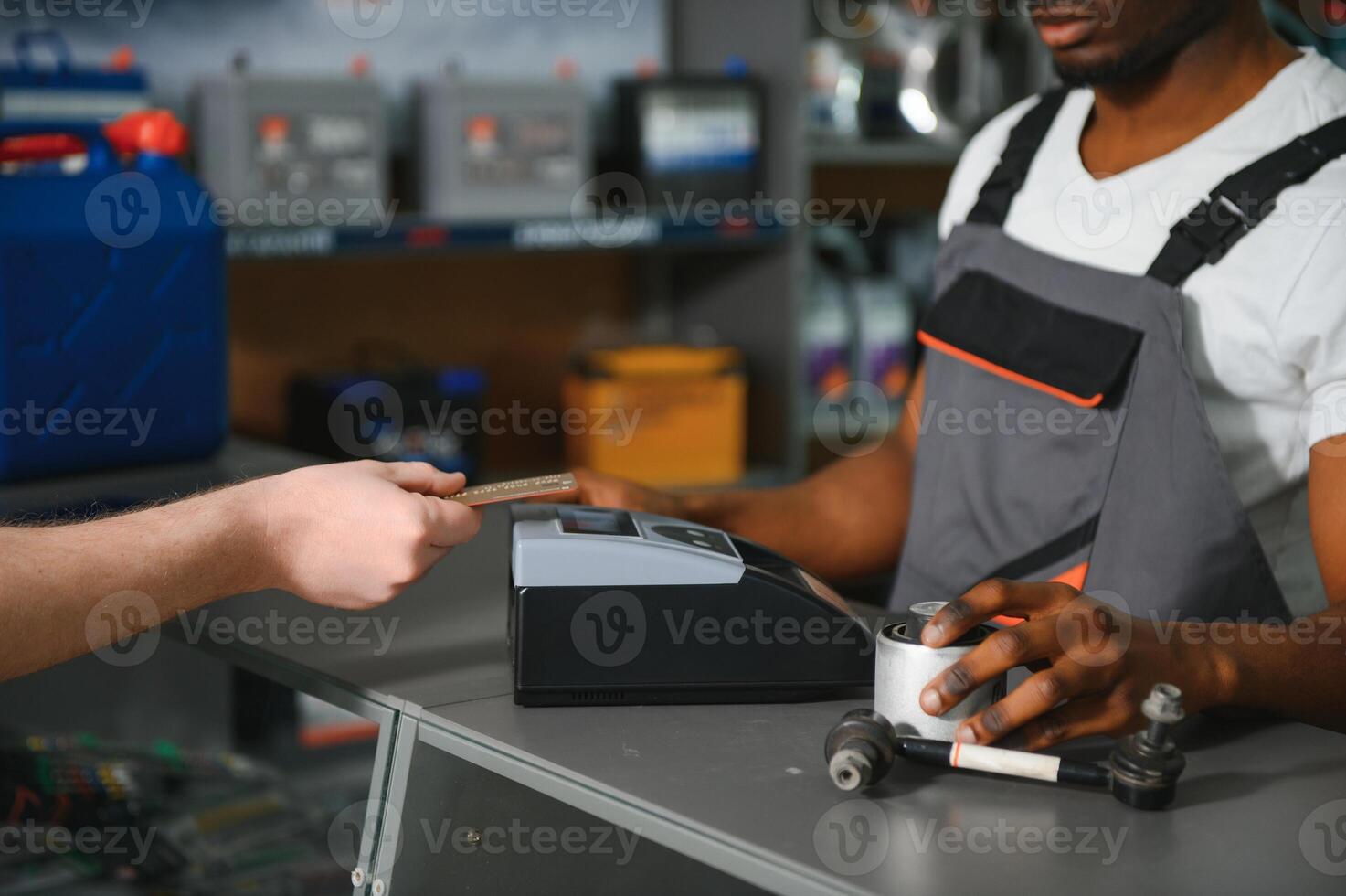 proche en haut. le acheteur paie pour le achat de auto les pièces par une pos Terminal photo