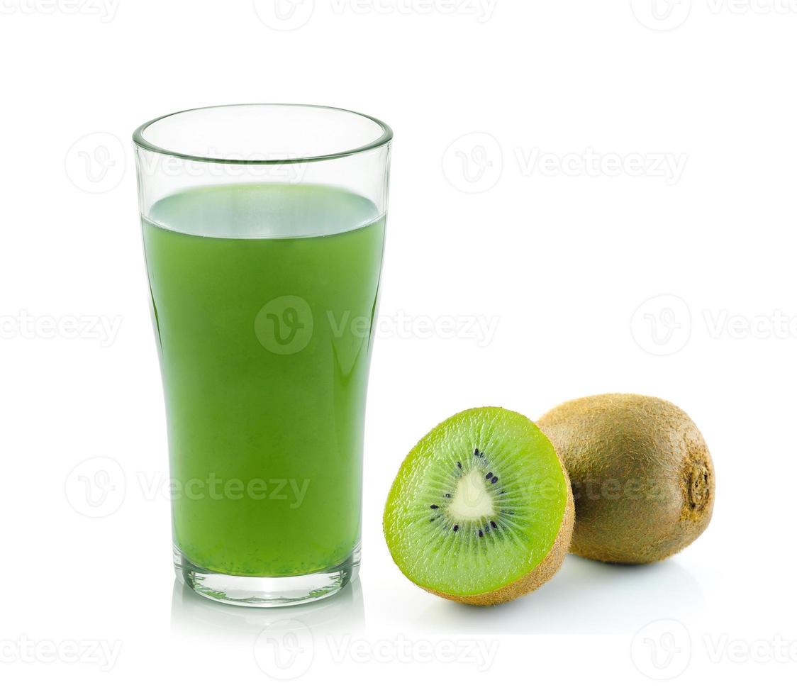 Jus de kiwi isolé sur fond blanc photo