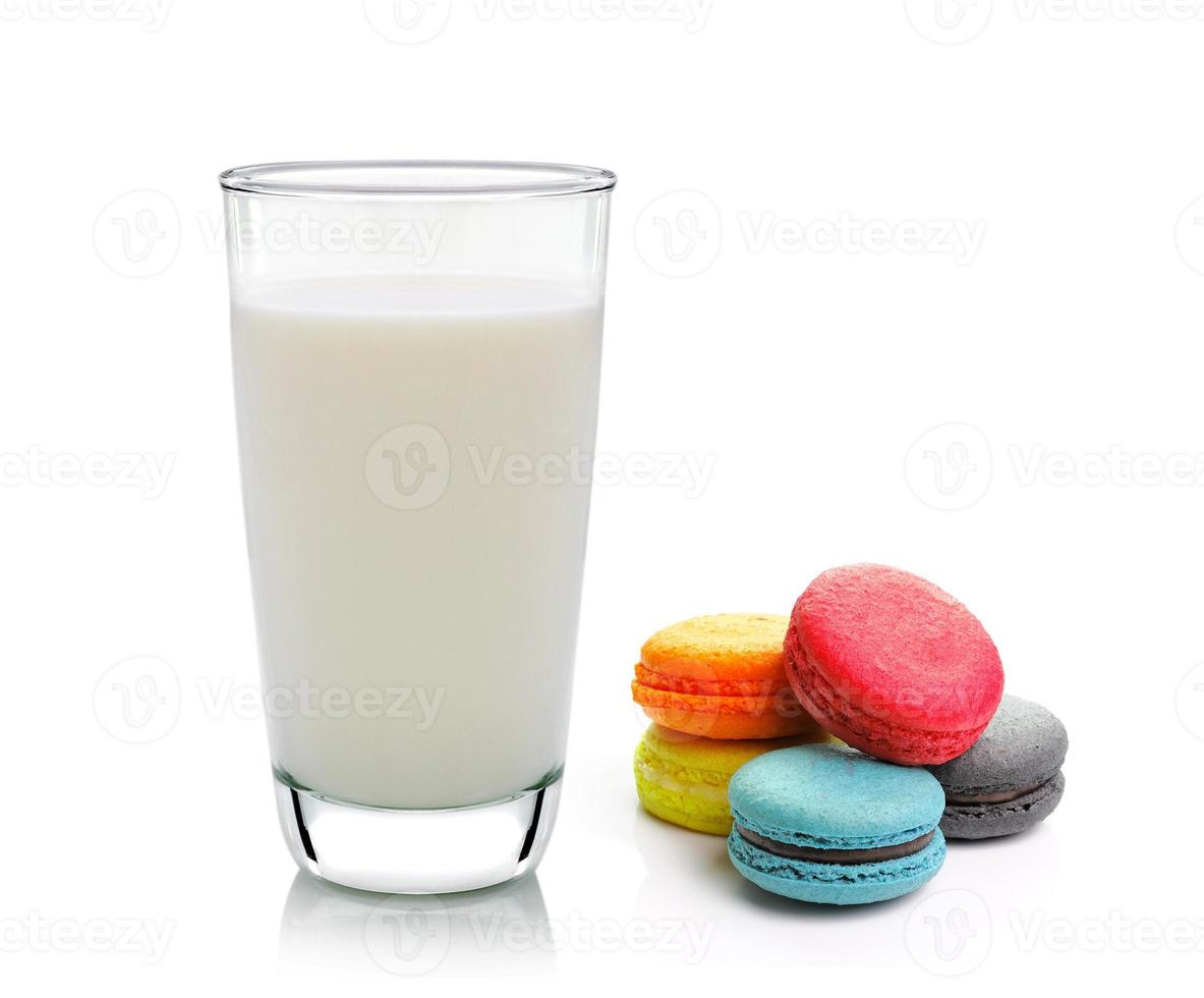 Verre de lait et macarons isolé sur fond blanc photo