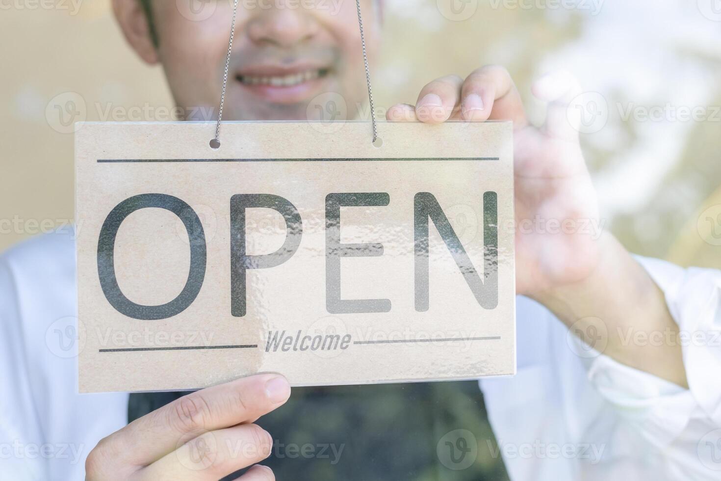 affaires homme propriétaire spectacle signe ouvert sur le premier journée de entreprise. garanties sécurité, propreté, ouvert le café magasin. ouvert pour Nouveau normal. petit entreprise, accueillir, restaurant, Accueil fabriqué photo