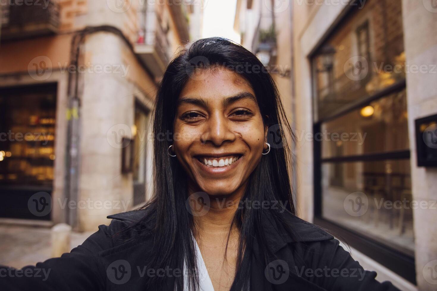 selfie de une Jeune femme dans le rue photo