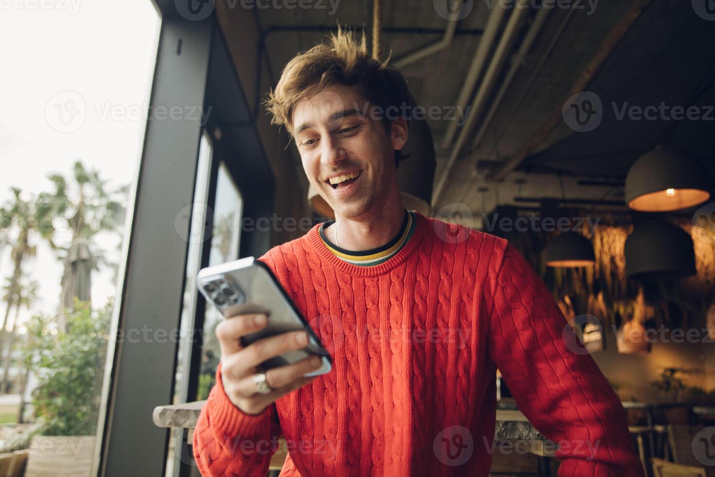 Jeune Masculin en utilisant une dispositif intérieur photo