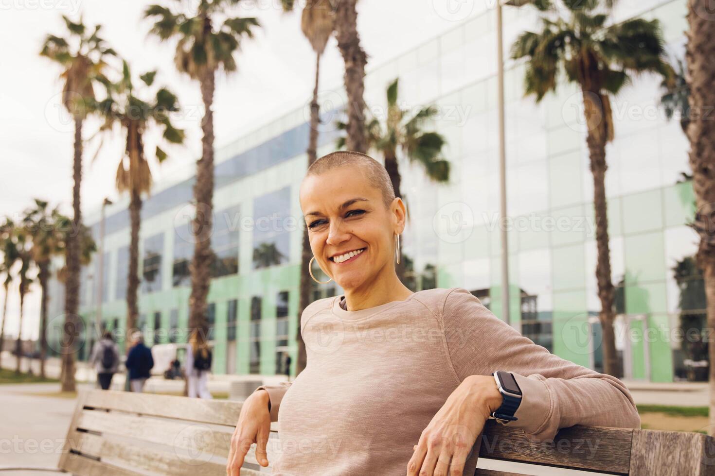 content femme souriant séance dans une parc photo