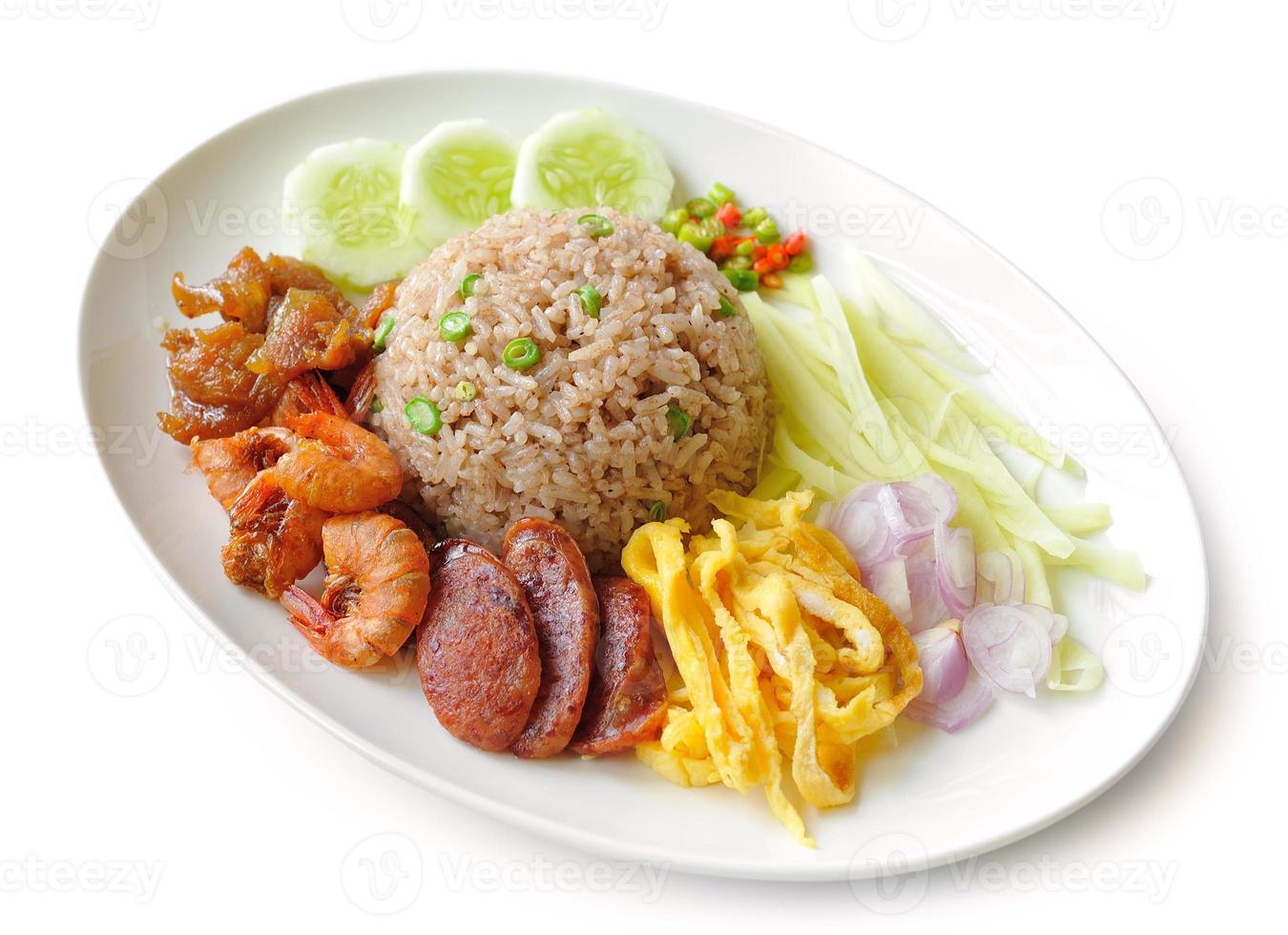 riz frit avec pâte de crevettes, cuisine de style thaï photo