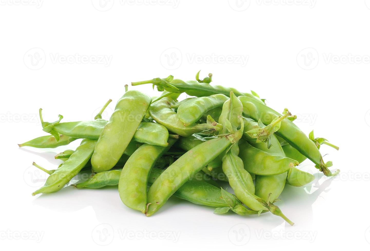 haricots verts isolés sur fond blanc photo