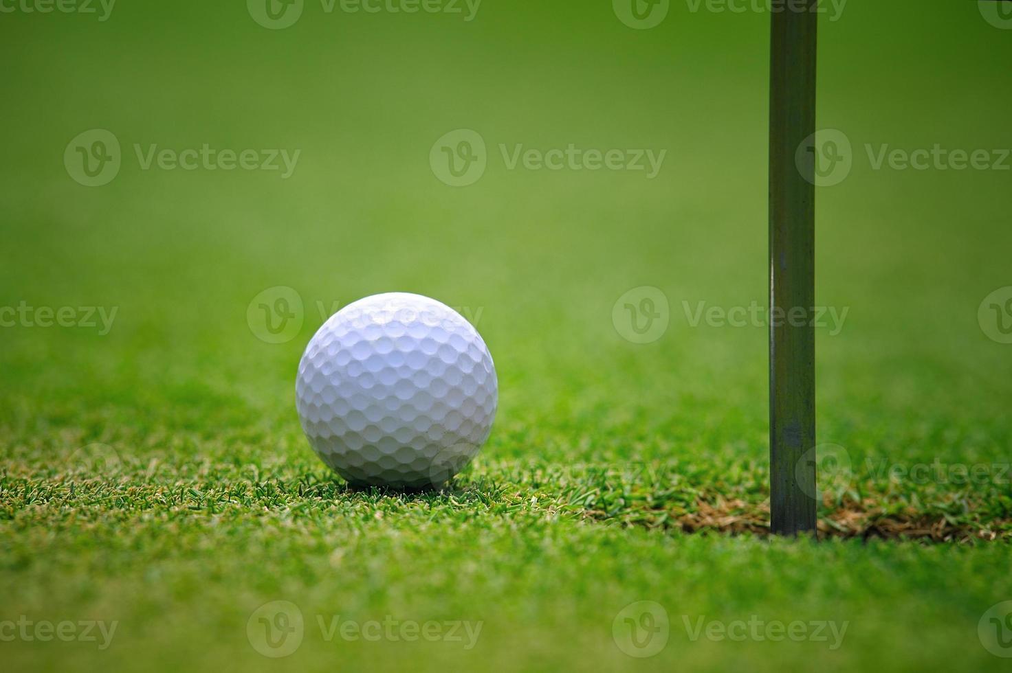 balle et trou de golf photo