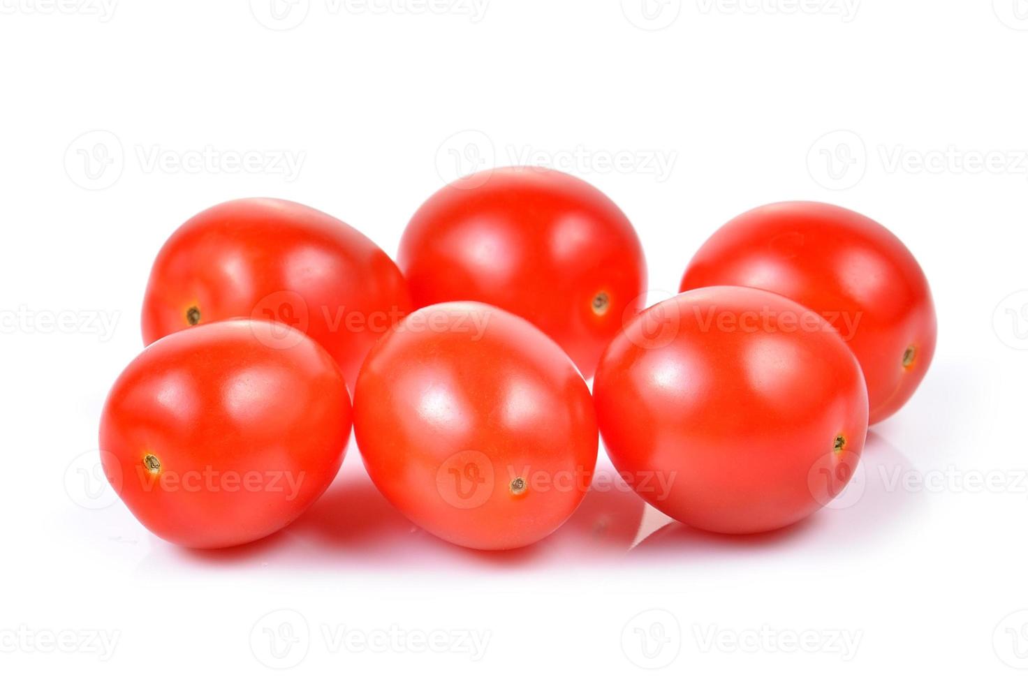 tomates cerises rouges isolés sur fond blanc. photo