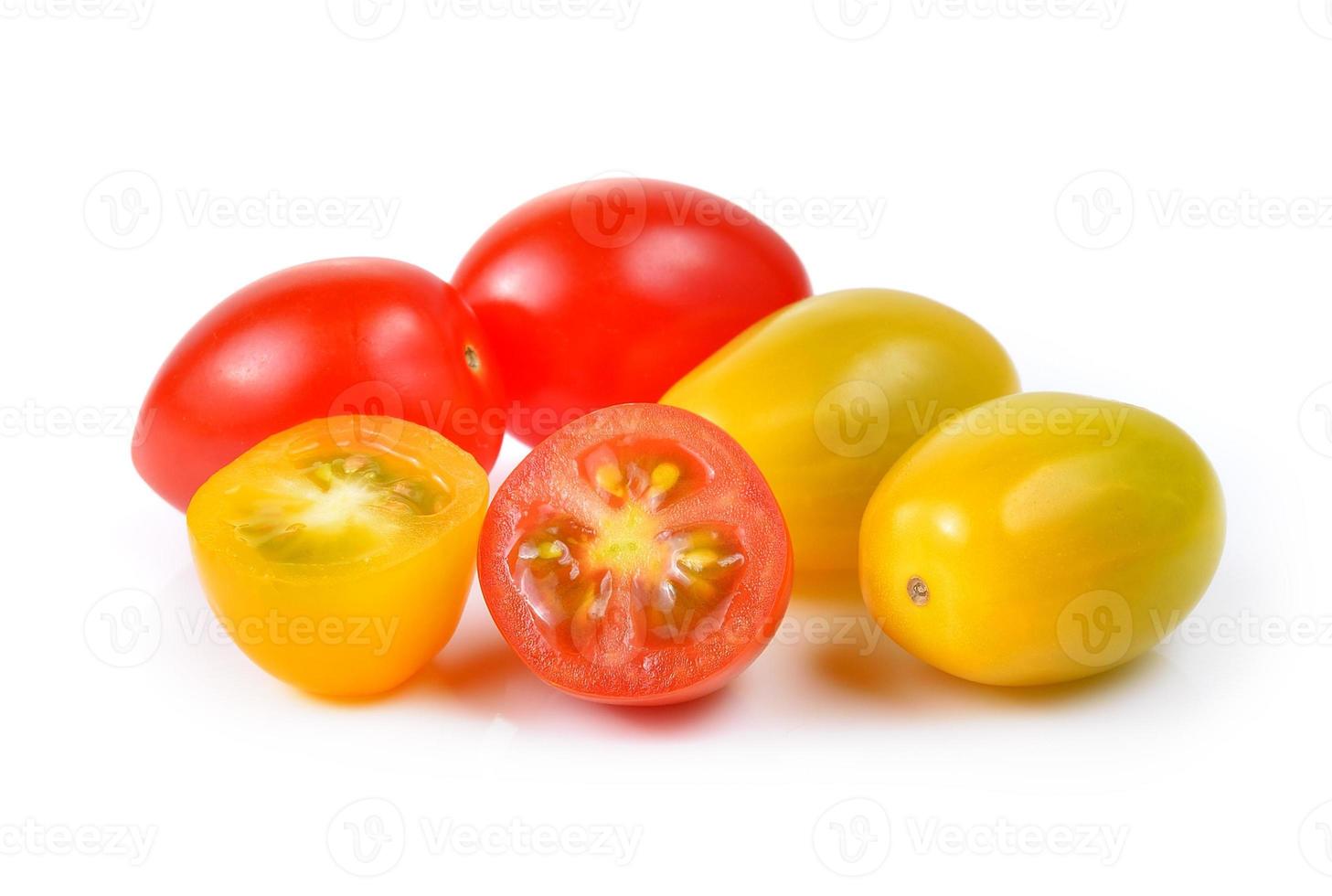 tomates rouges et jaunes sur fond blanc photo