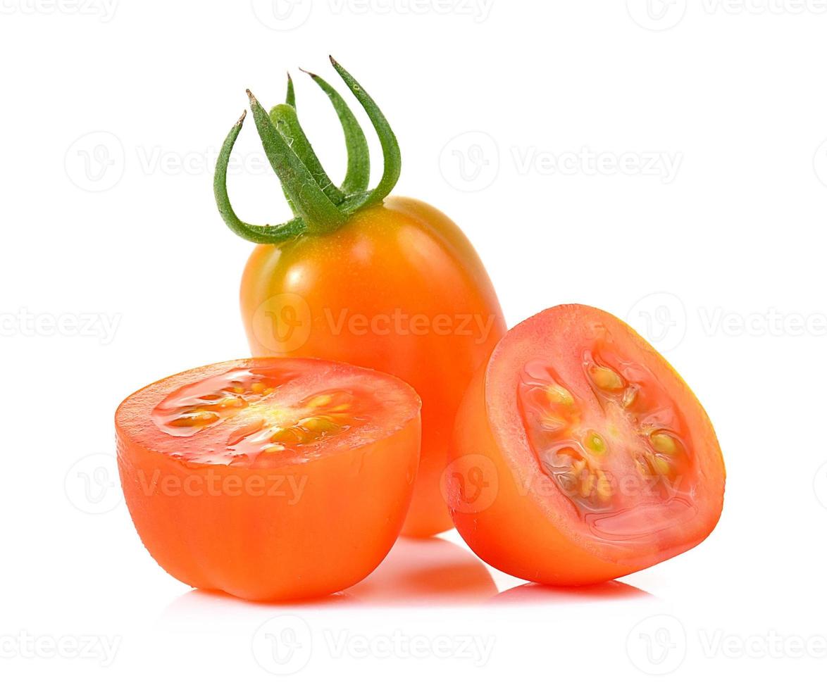 tomates cerises rouges isolés sur fond blanc photo