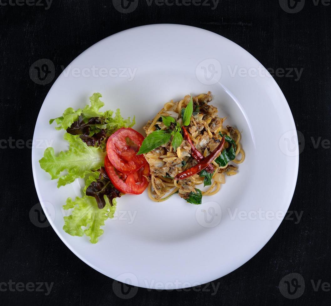 spaghetti sauté aux palourdes et herbes photo