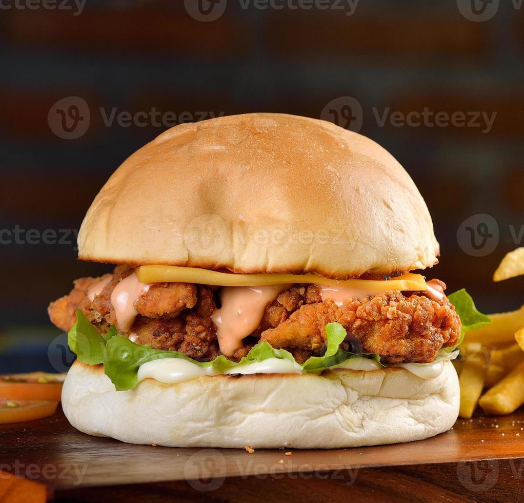 hamburger au poulet et fromage sur un bois photo