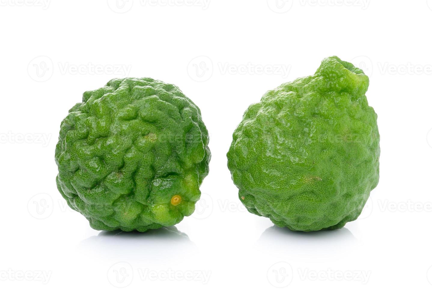 citron vert kaffir ou fruit de bergamote sur fond blanc. photo