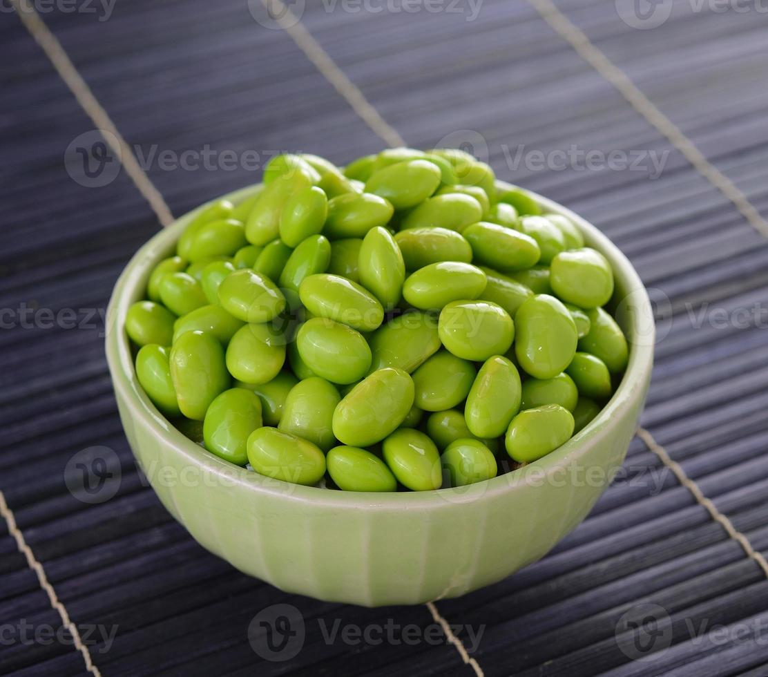 fèves de soja edamame dans des bols photo