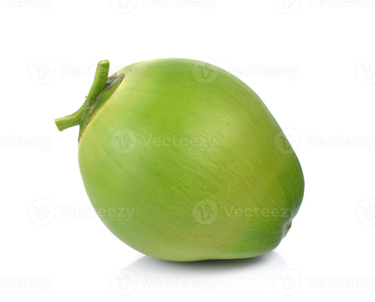 noix de coco vertes sur fond blanc photo