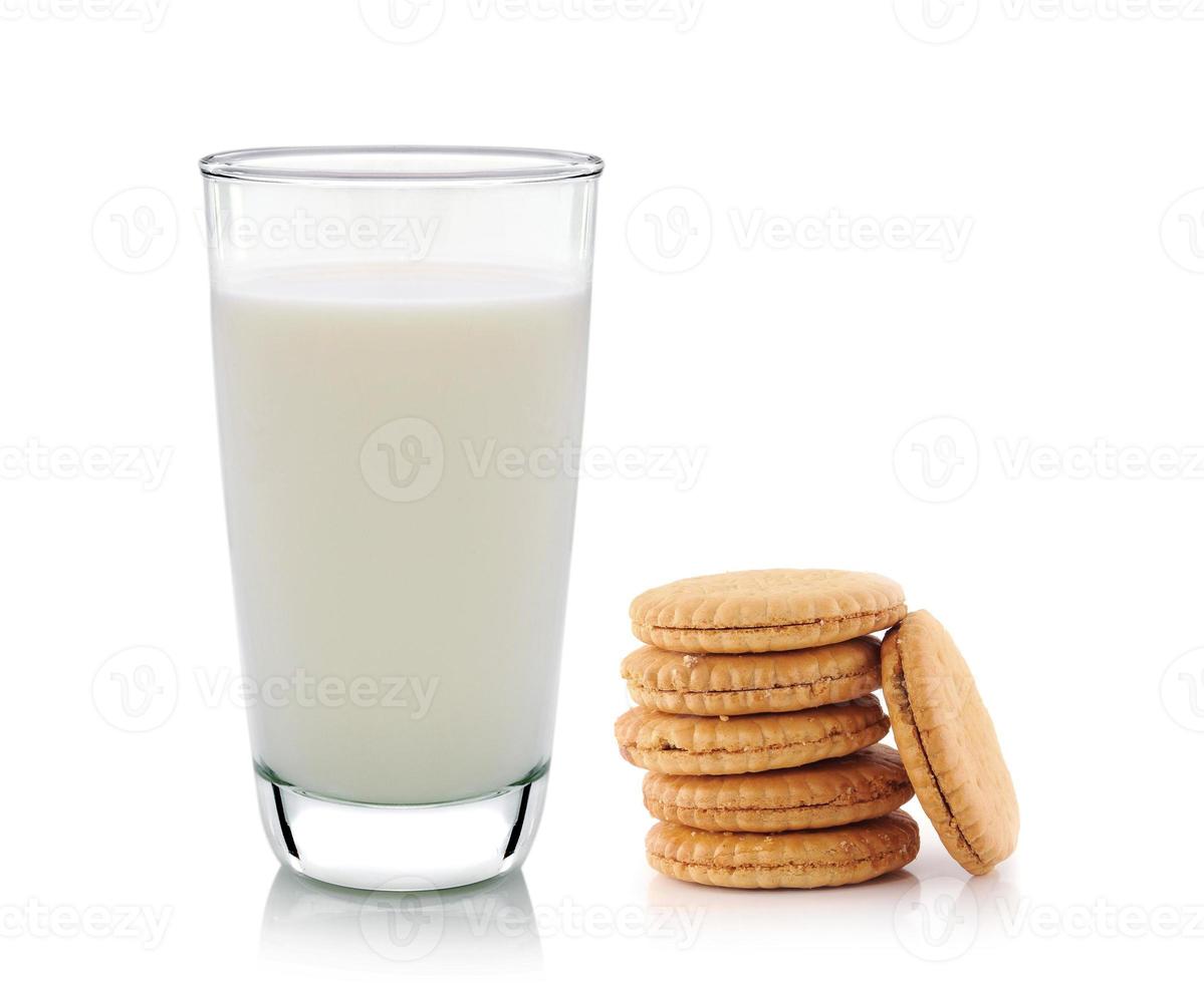 verre de lait et biscuits isolés sur blanc photo