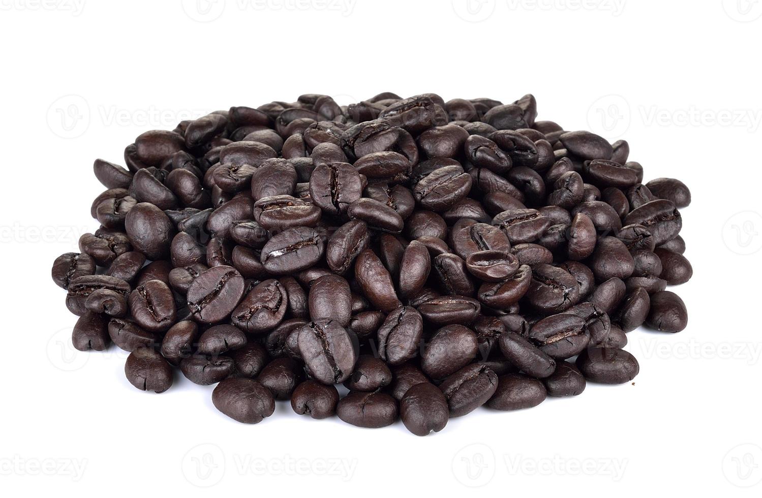 grains de café sur fond blanc photo