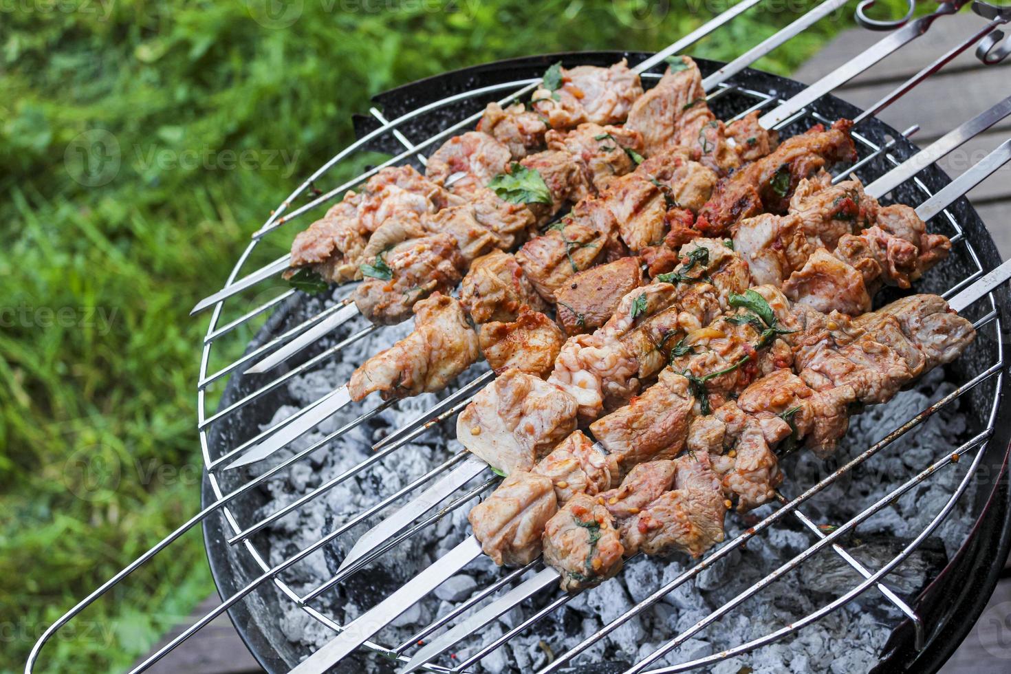 shashlik russe avec des brochettes sur un gril rond. photo