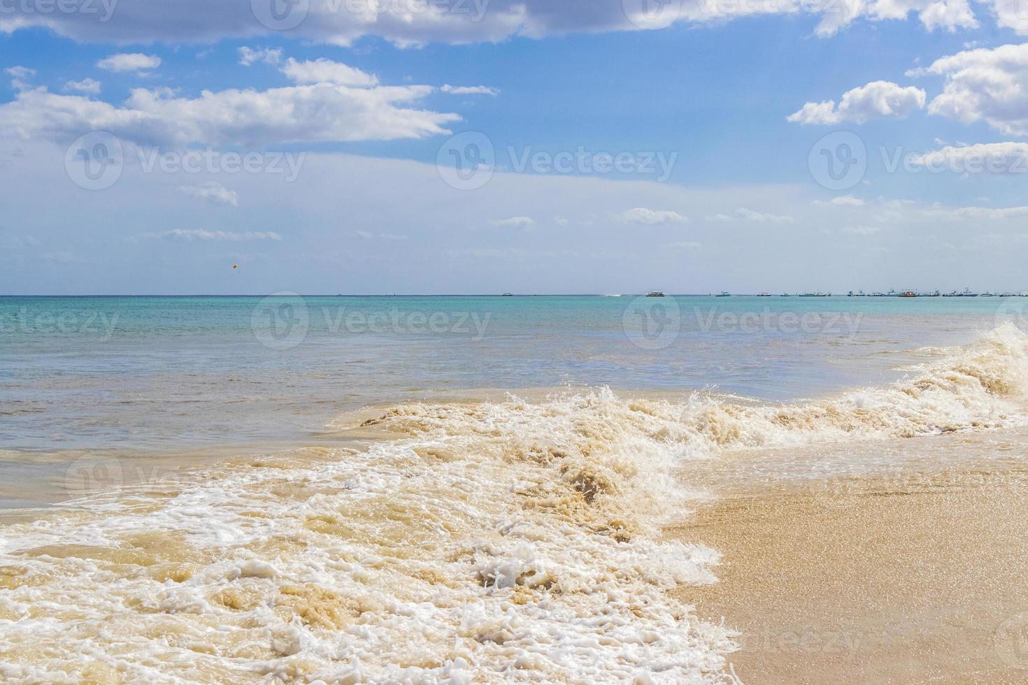 vagues de la plage mexicaine tropicale eau turquoise playa del carmen mexique. photo