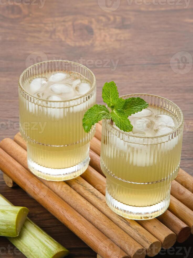 Frais sucre canne jus ou es tébu dans verre. indonésien boire. photo