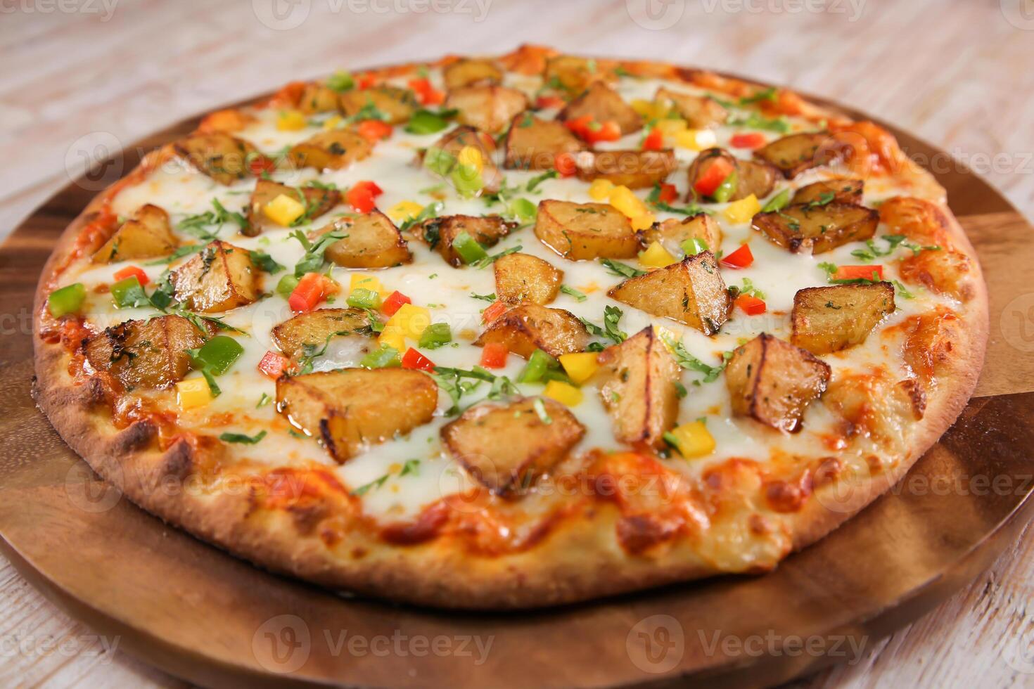 batata harra Pizza avec Patate servi dans Coupe planche isolé sur Contexte Haut vue de vite nourriture photo