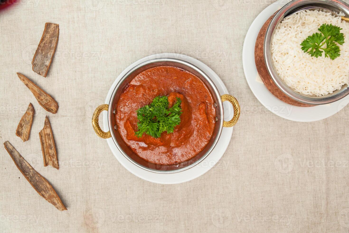 du boeuf vindaloo avec plaine riz servi dans une plat isolé sur table Haut vue de Indien épices nourriture photo