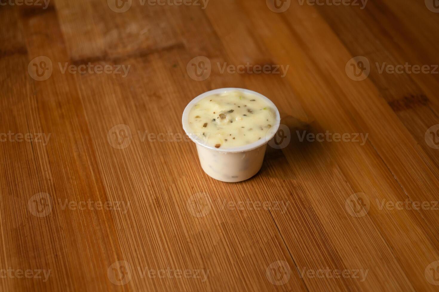 Ail mayo tremper sauce servi dans plat isolé sur en bois table Haut vue de Indien nourriture photo