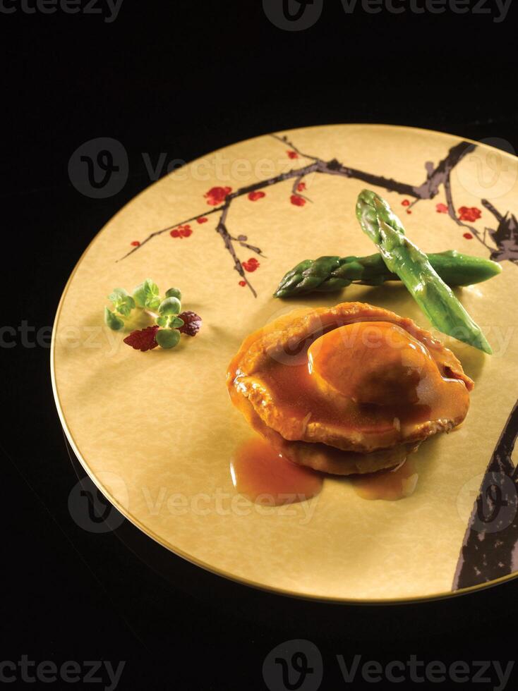 braisé séché australien ormeau dans huître sauce servi dans plat isolé sur table Haut vue de nourriture photo