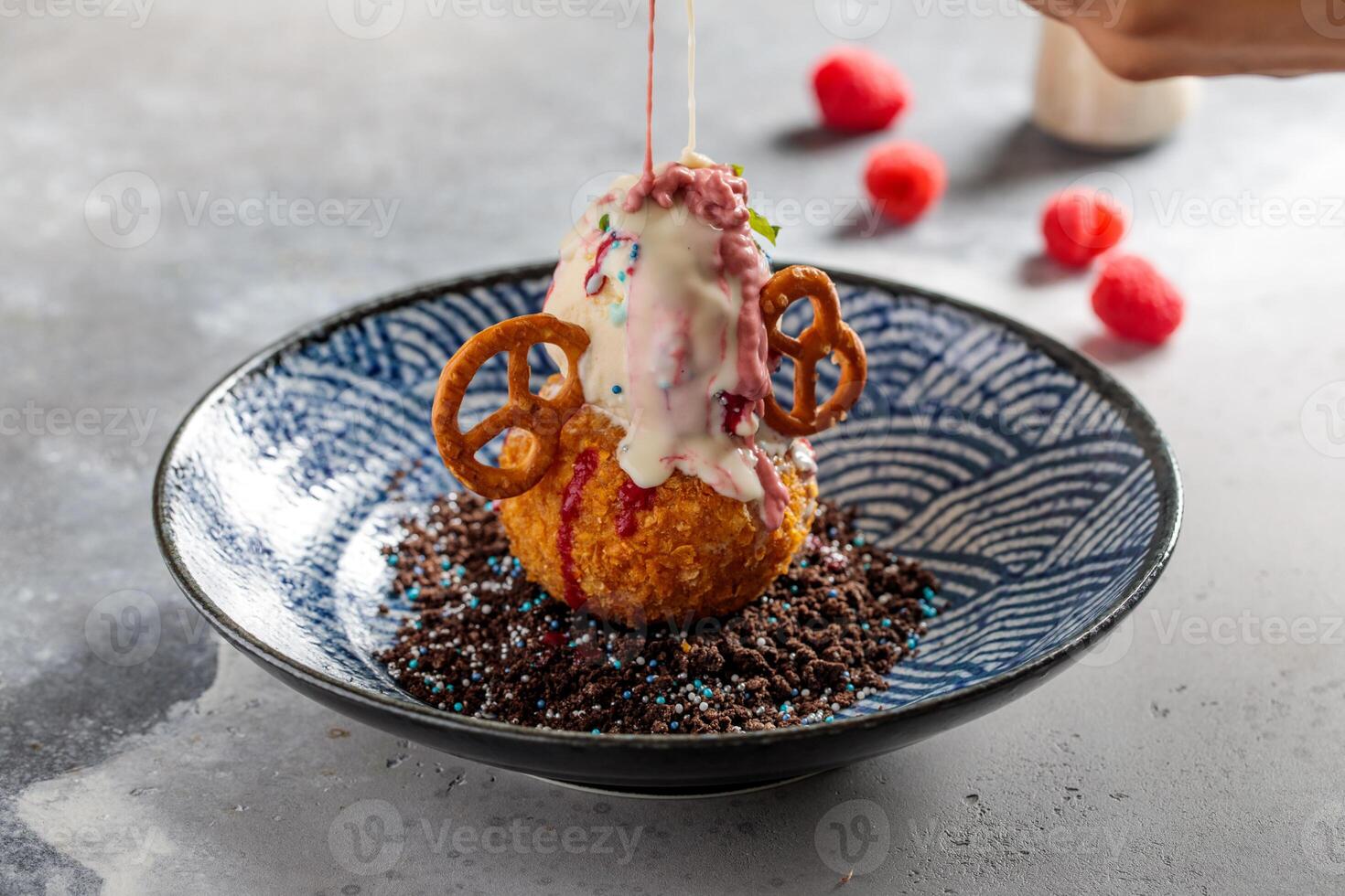 frit cheesecake avec la glace crème, Chocolat puce et baies servi dans plat isolé sur table Haut vue de arabe petit déjeuner photo