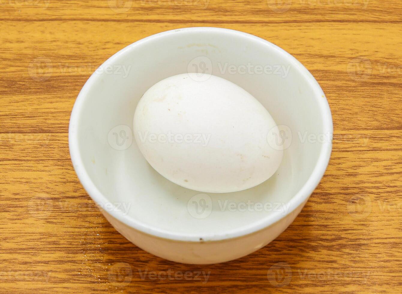 bouilli Oeuf servi dans assiette isolé sur table Haut vue de Indien et pakistanais épicé nourriture photo