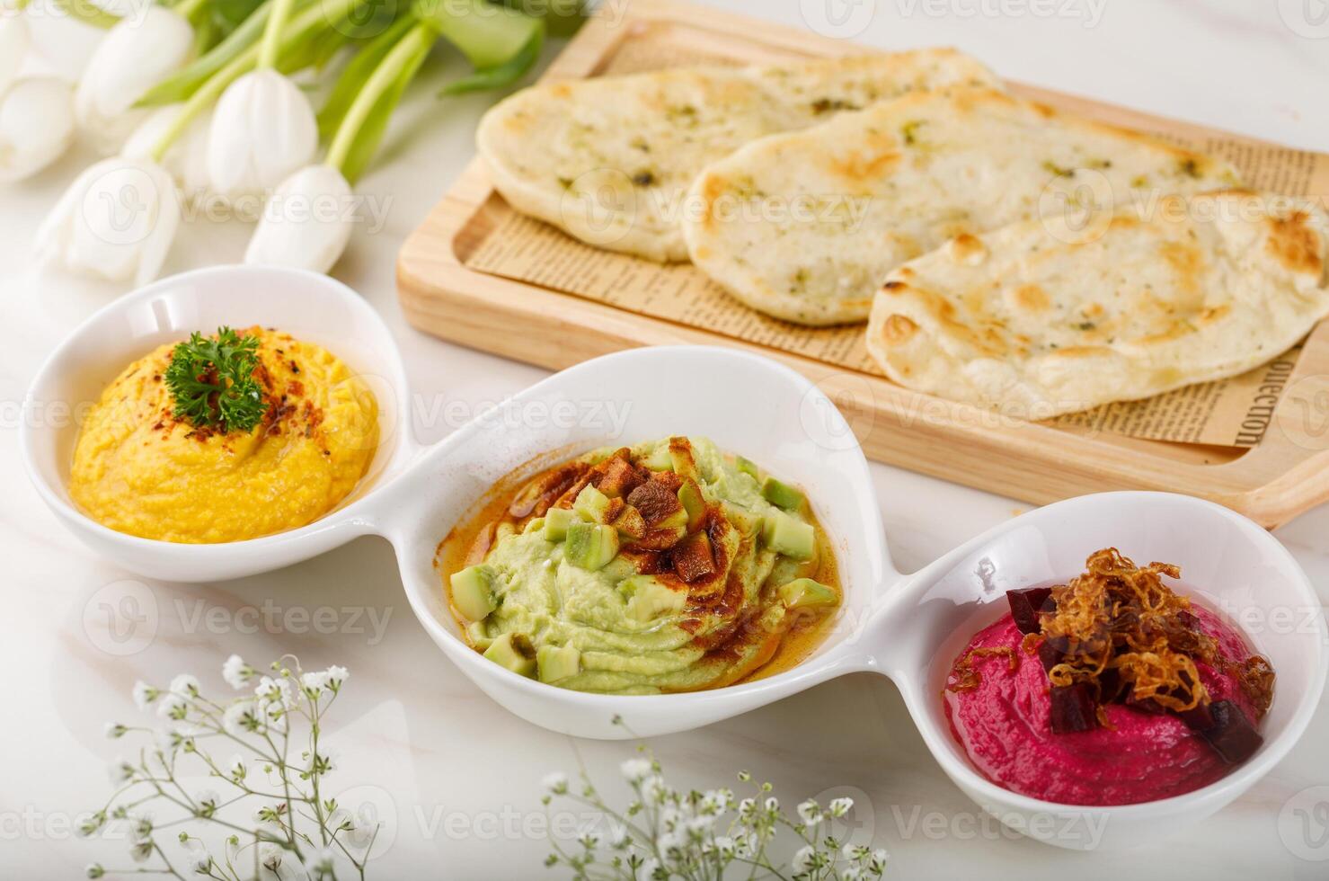 trio hummos avec Pita pain servi dans une plat isolé sur table côté vue de arabe nourriture photo