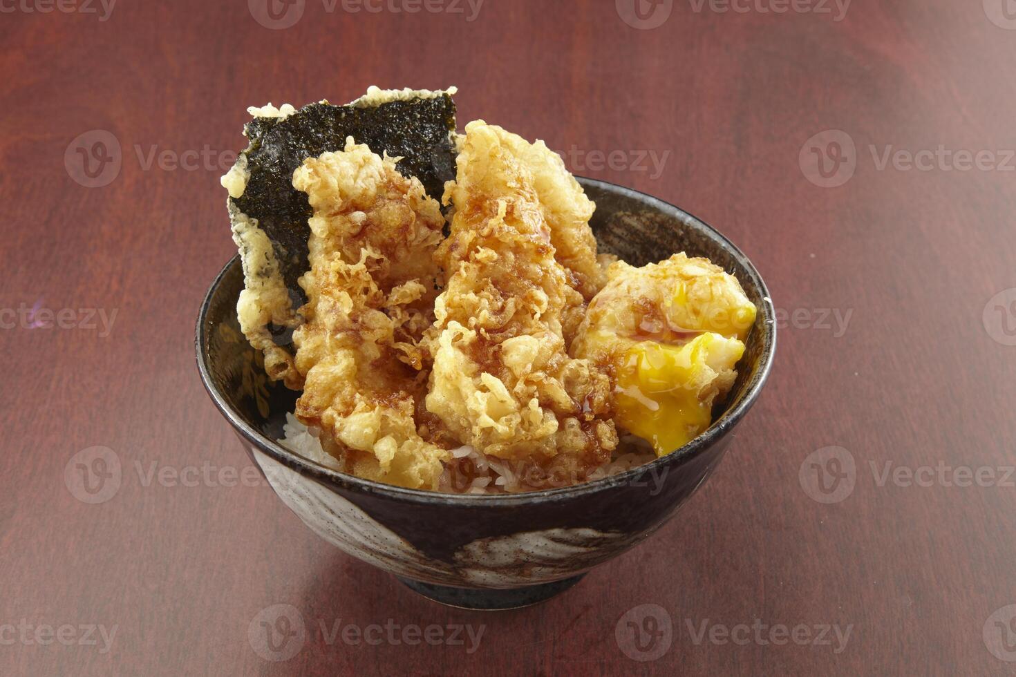 blanc poisson tendon servi dans une plat isolé sur en bois table Contexte côté vue de Singapour nourriture photo