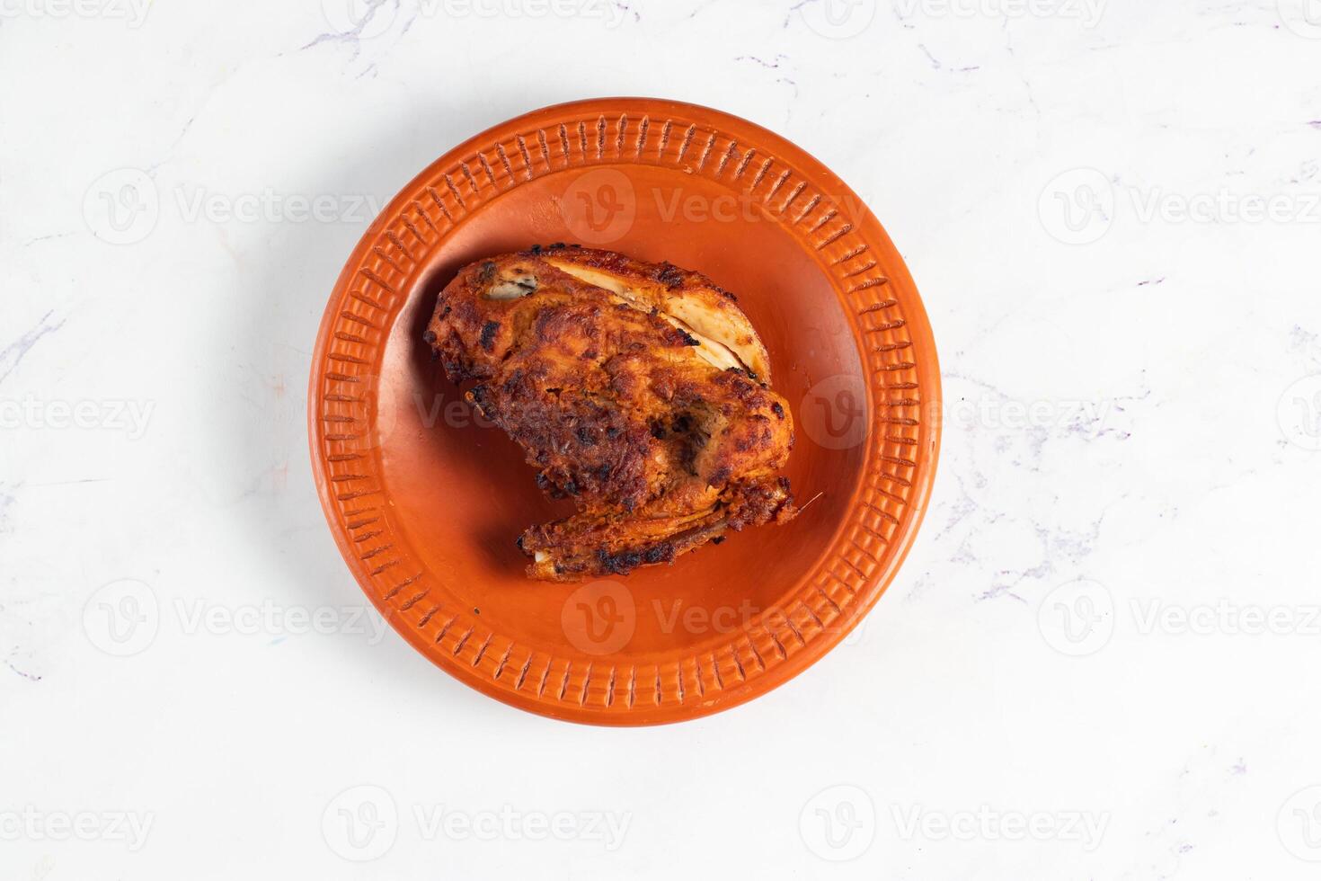 un barbecue poulet Sein pièce servi dans une plat isolé sur Contexte côté vue photo