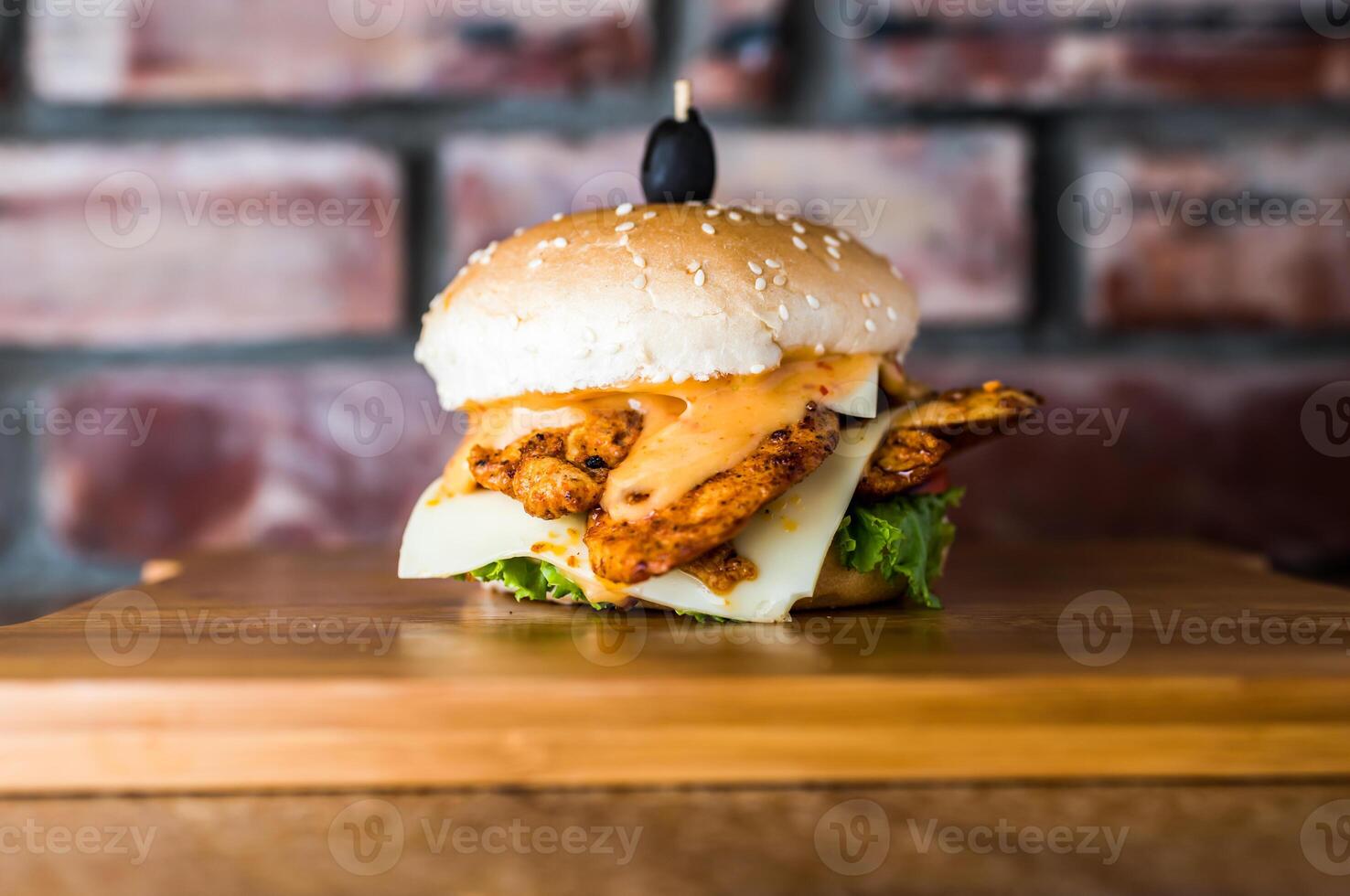 ringard poulet délice Burger isolé sur en bois planche Haut vue sur table Fast food photo