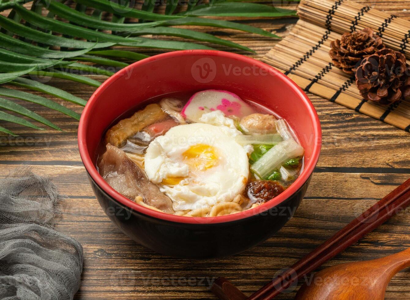 pot rôti Pâtes avec Oeuf servi dans bol isolé sur table Haut vue de Taïwan nourriture photo