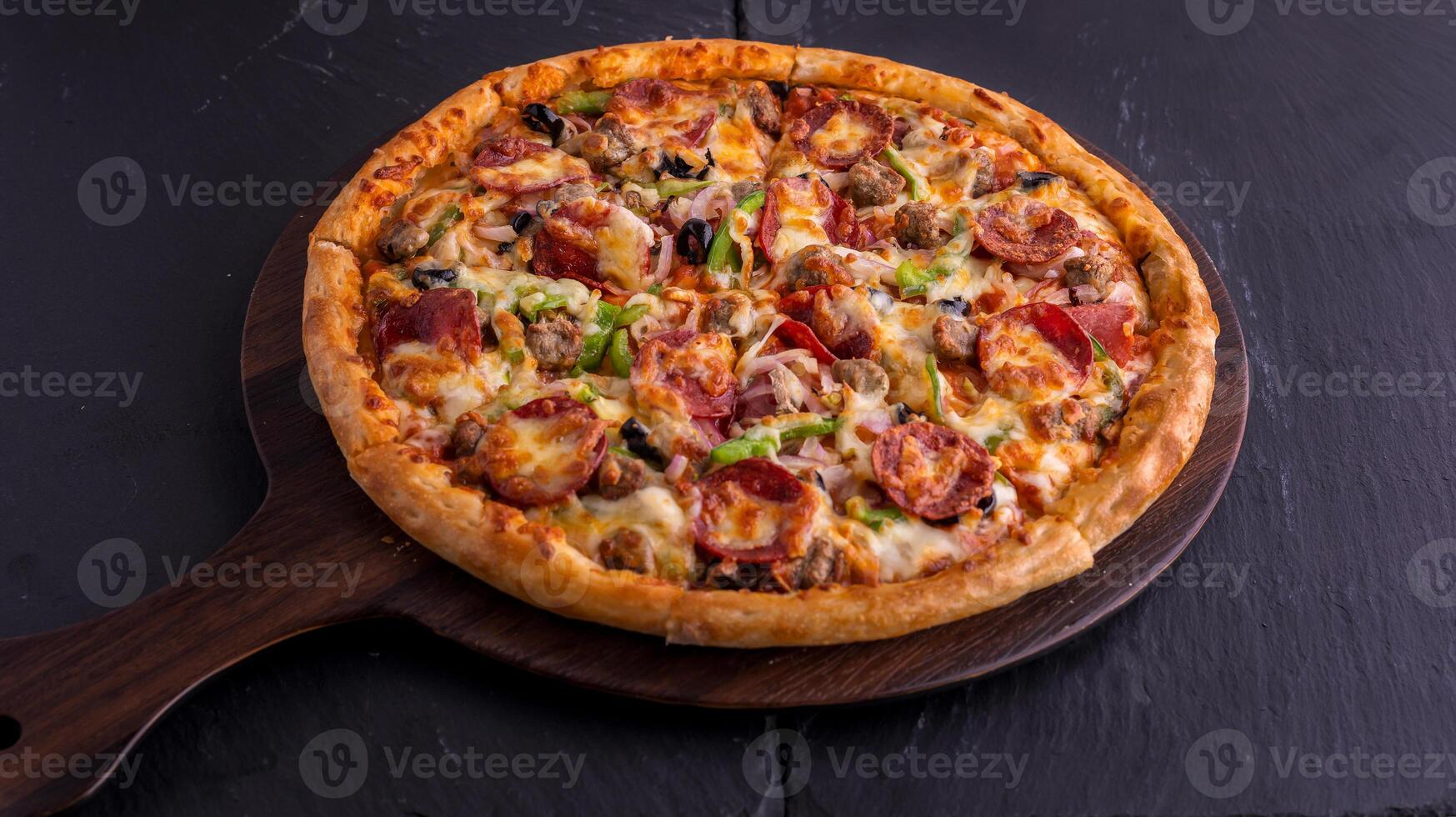 du boeuf suprême Pizza isolé sur Coupe planche Haut vue sur foncé Contexte italien vite nourriture photo