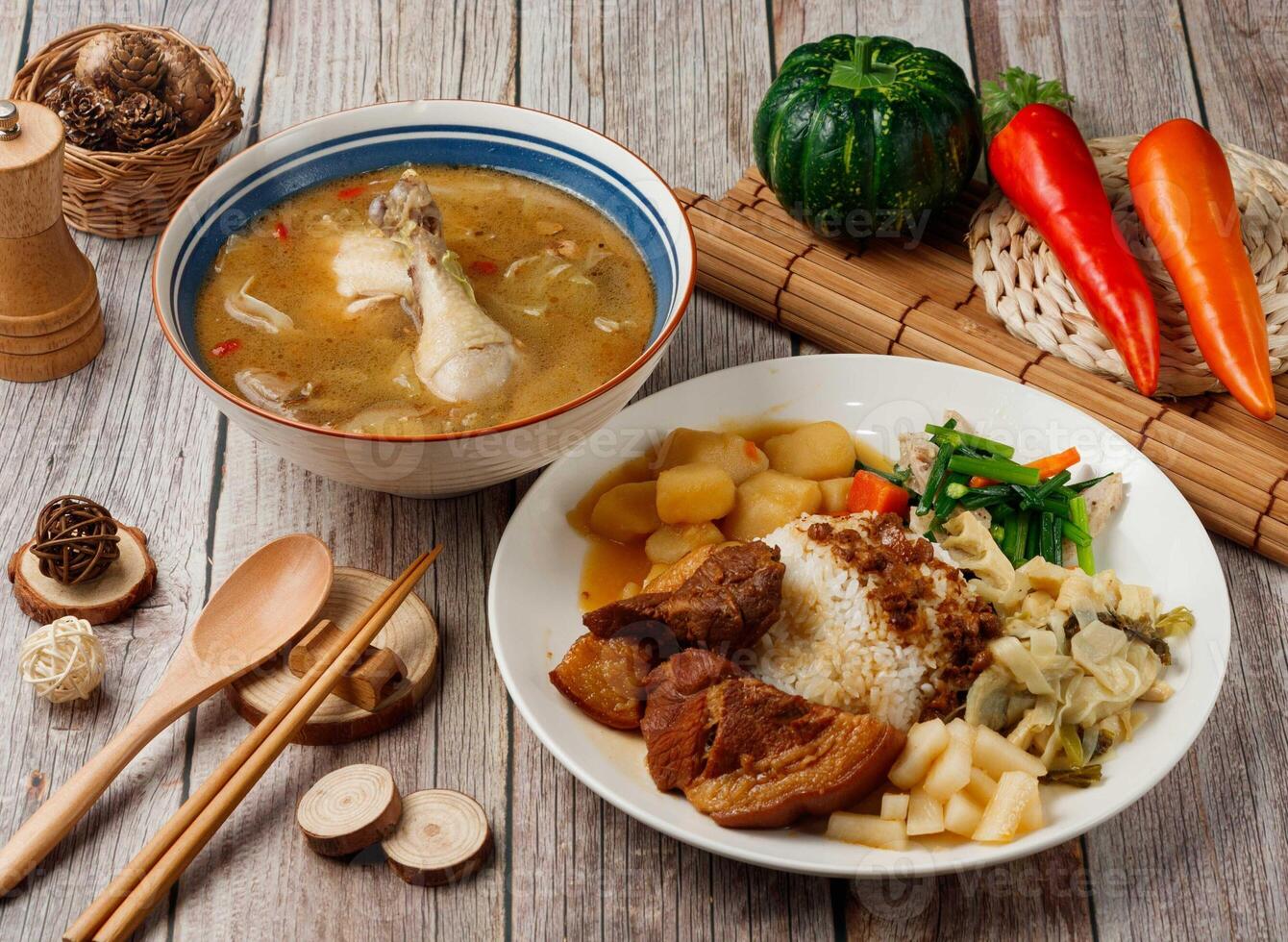 assorti ancien goût articulation riz, sésame pétrole poulet soupe servi dans plat isolé sur table Haut vue de Taïwan nourriture photo