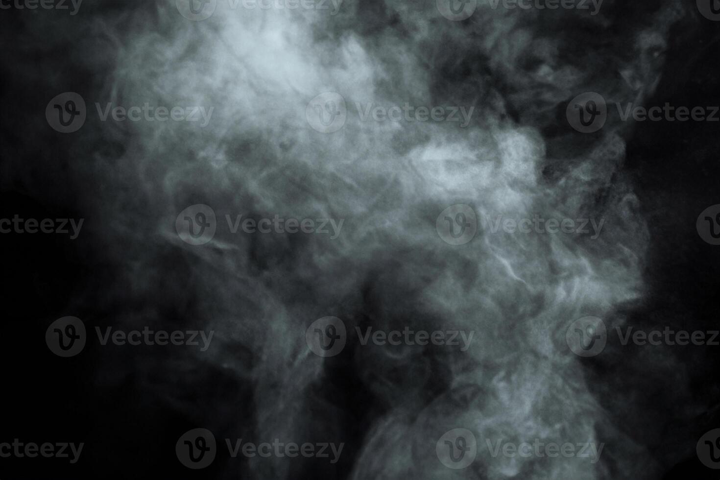 abstrait poudre ou fumée suspendu dans obscurité, isolé sur noir Contexte. photo