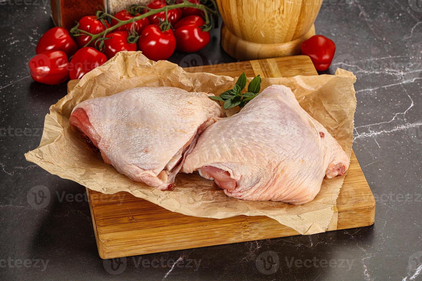 cuisse de poulet crue pour la cuisson photo